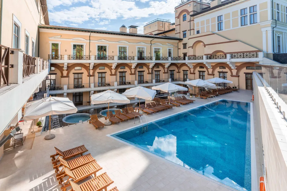 Открытый подогреваемый бассейн Novotel Resort and Spa